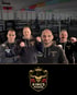 Vier Männer in Hoodies vor einem Boxring, darunter das goldene "KING'S POWER" Logo. Trainerteam.