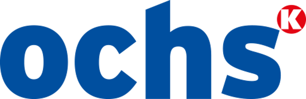 Blauer "ochs"-Schriftzug mit einem roten Kreis und einem roten "K" über dem "s" auf grünem Hintergrund.