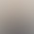 Lächelnde Frau mit blondem Lockenhaar, schwarzer Weste und gemustertem Halstuch vor hellem Hintergrund.