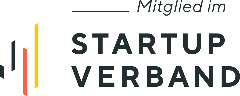 Logo des Startup Verbands mit drei vertikalen Balken in den Farben Schwarz, Rot und Gold, daneben der Text "Mitglied im STARTUP VERBAND".