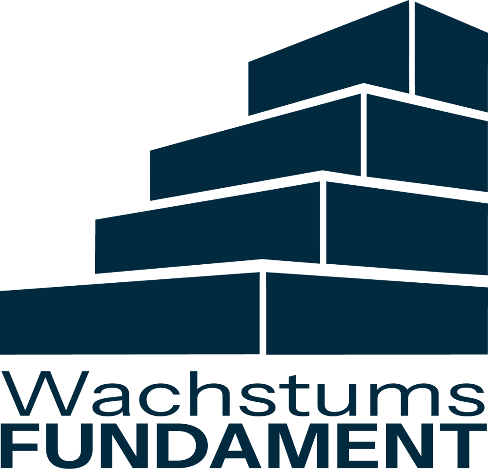 Weiße Stufenpyramide mit dem Wort "PERSONAL" auf der untersten Stufe vor dunkelgrünem Hintergrund.