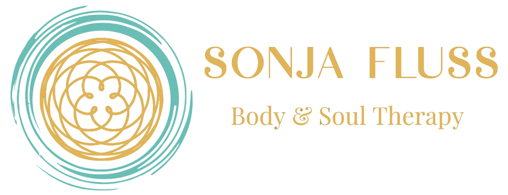 Logo Sonja Fluss Body & Soul Therapy: goldener geometrischer Kreis umgeben von türkisfarbenen Wirbeln.