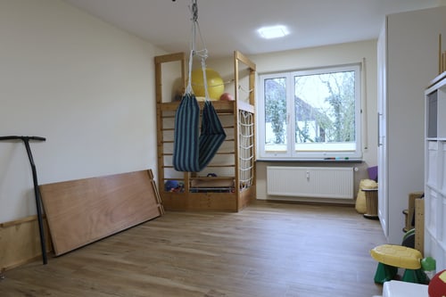 Bewegungsraum mit Sprossenwand, Kletternetz, Bällebad und Hängeschaukel