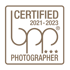 BPP Certified Photographer 2021-2023 Logo in Braun auf schwarzem Hintergrund mit drei Sternen.
