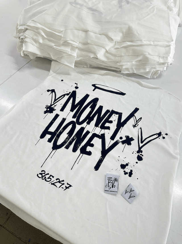Labelproduktion und Branding für T-Shirt