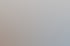 Ein Mann zeigt Kollegen an einem Besprechungstisch ein Dokument auf einem Laptop, im Hintergrund ein Monitor mit Firmenlogo.