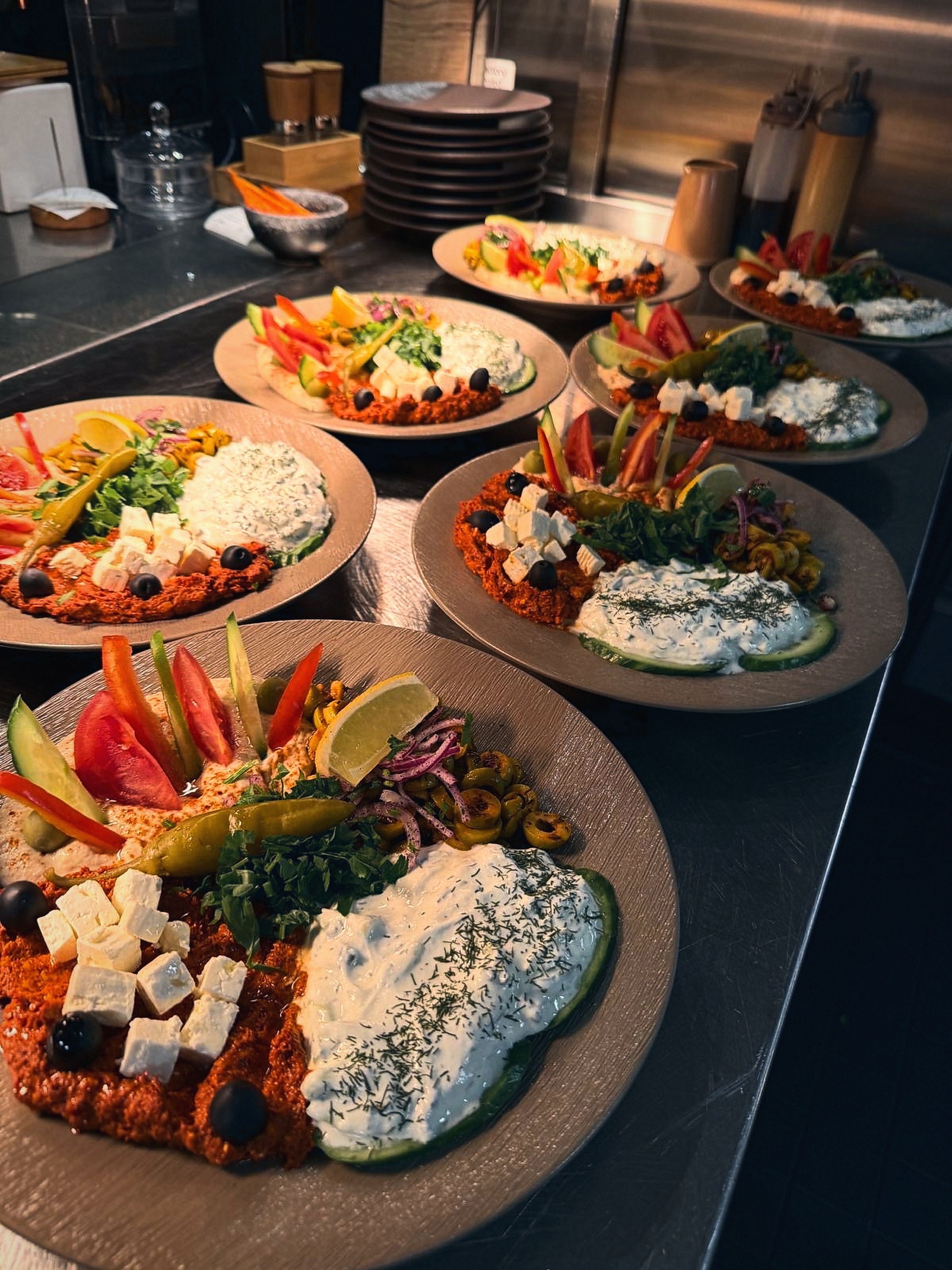 Orientalische Vorspeisenteller mit Paprikapaste, Joghurt-Dip, Hirtenkäse und frischem Gemüse