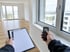 Abnahme einer Neubauwohnung mit Checkliste und Laser-Entfernungsmesser am Fenster
