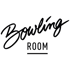 Schwarzer Text "Bowling Room" in Schreibschrift und Großbuchstaben auf grünem Hintergrund.
