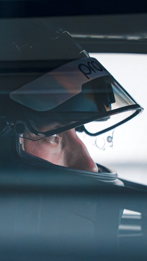 Rennfahrer mit Helm vor dem Start