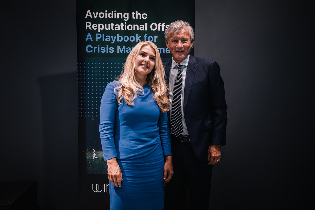 Elfrieda Neumann MBA, COO und designierte CEO der Future Intelligence Group AG, gemeinsam mit Prof. Dr. Richard Werner vor dem Roll-up
