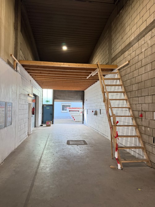 Leerer Nebenraum mit Treppe nach der Räumung