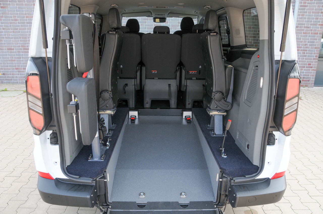 Ford Custom mit Heckausschnitt – Bild 4