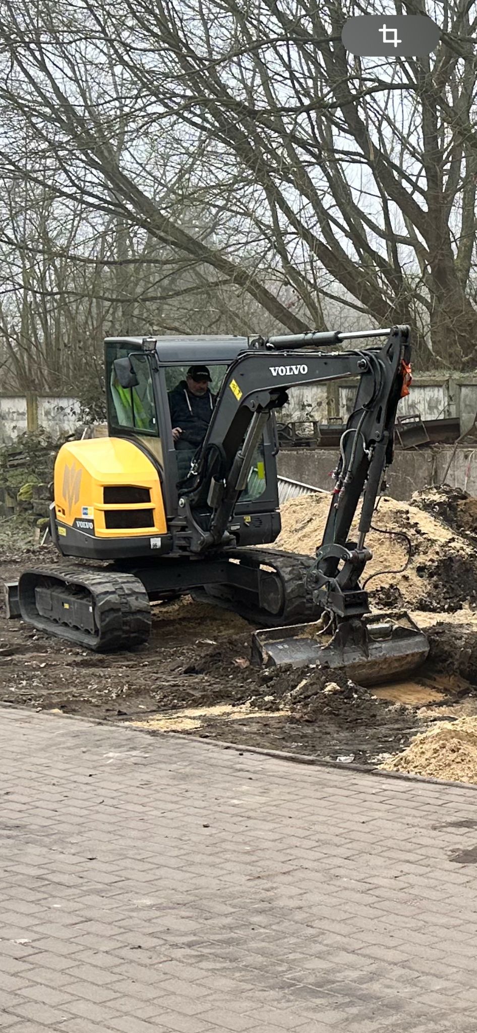 Gemieteter Minibagger bei Erdarbeiten