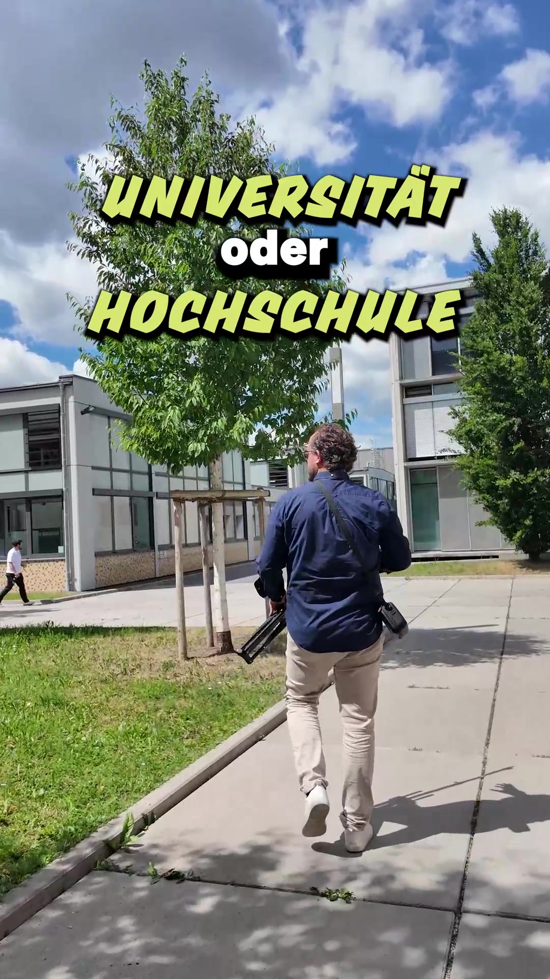 Standbild aus dem Video über die Studienwahl zwischen Hochschule und Universität, Mr.Karriere auf dem Campus der Hochschule Heilbronn
