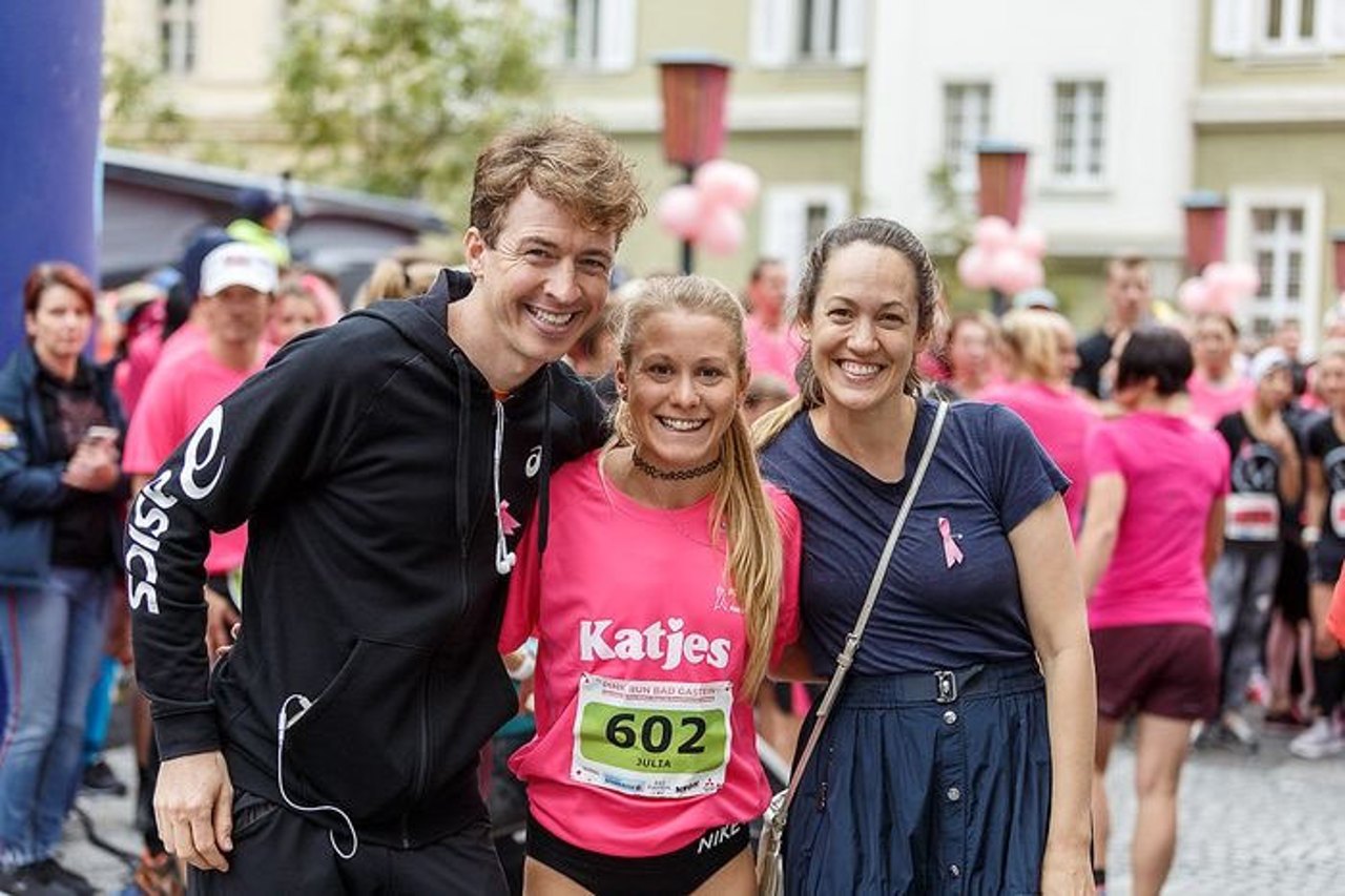 Julia Mayer mit Veranstalter Micky Szymoniuk und Veranstalterin Bianca Schwarzjirg beim Pink Run
