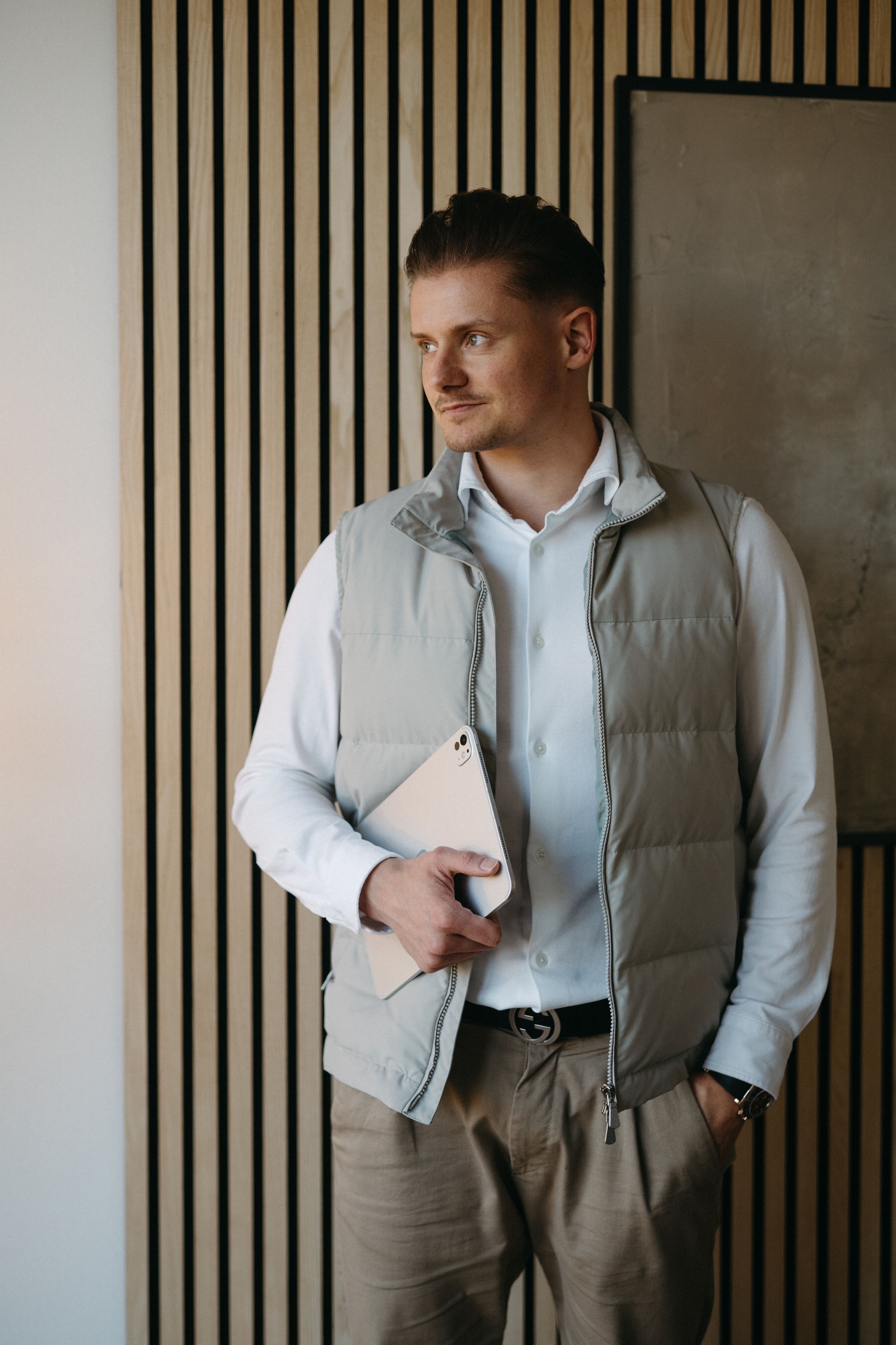 Christopher Weiß, Geschäftsführer Röhrig Preissler Consulting, mit Tablet