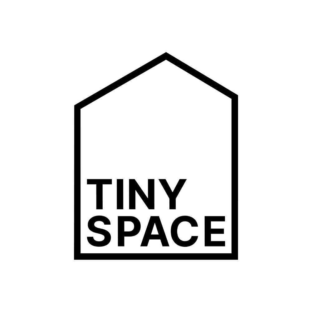 Logo: Schwarze Umriss eines Hauses mit den Worten "TINY SPACE" in zwei Zeilen.