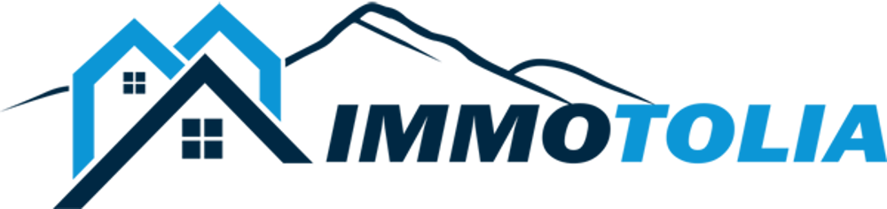 Immotolia-Logo mit zwei blauen Häusern und Bergen im Hintergrund.