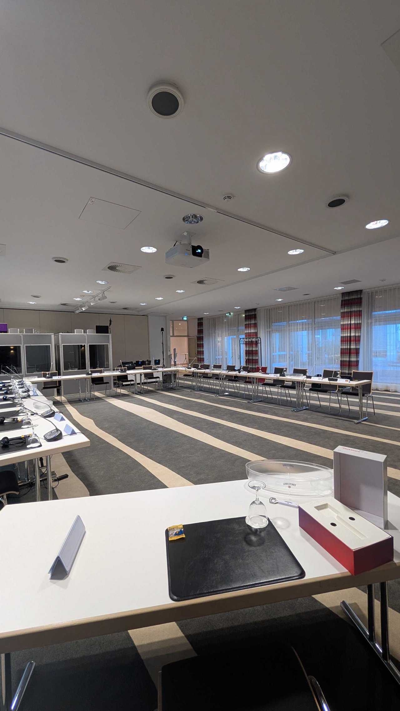Fachtagung in Mannheim mit LED-Wand, Bühne und Bestuhlung – Konferenztechnik von visua TWO