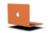 Orangefarbenes Laptop von hinten mit einem weißen Apple-Logo auf dem Deckel.