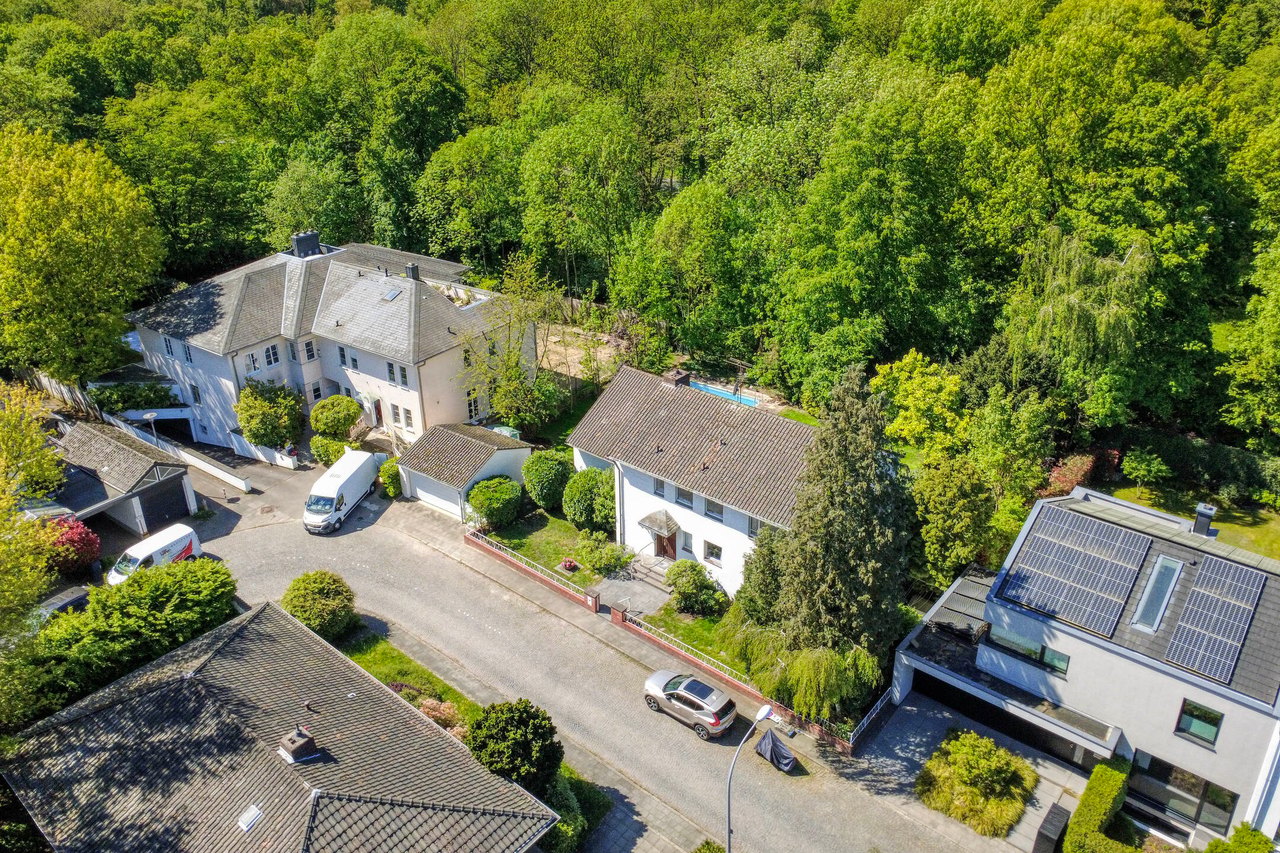 Luftbild: Haus an der ruhigen Anliegerstraße, dahinter der Stadtwald