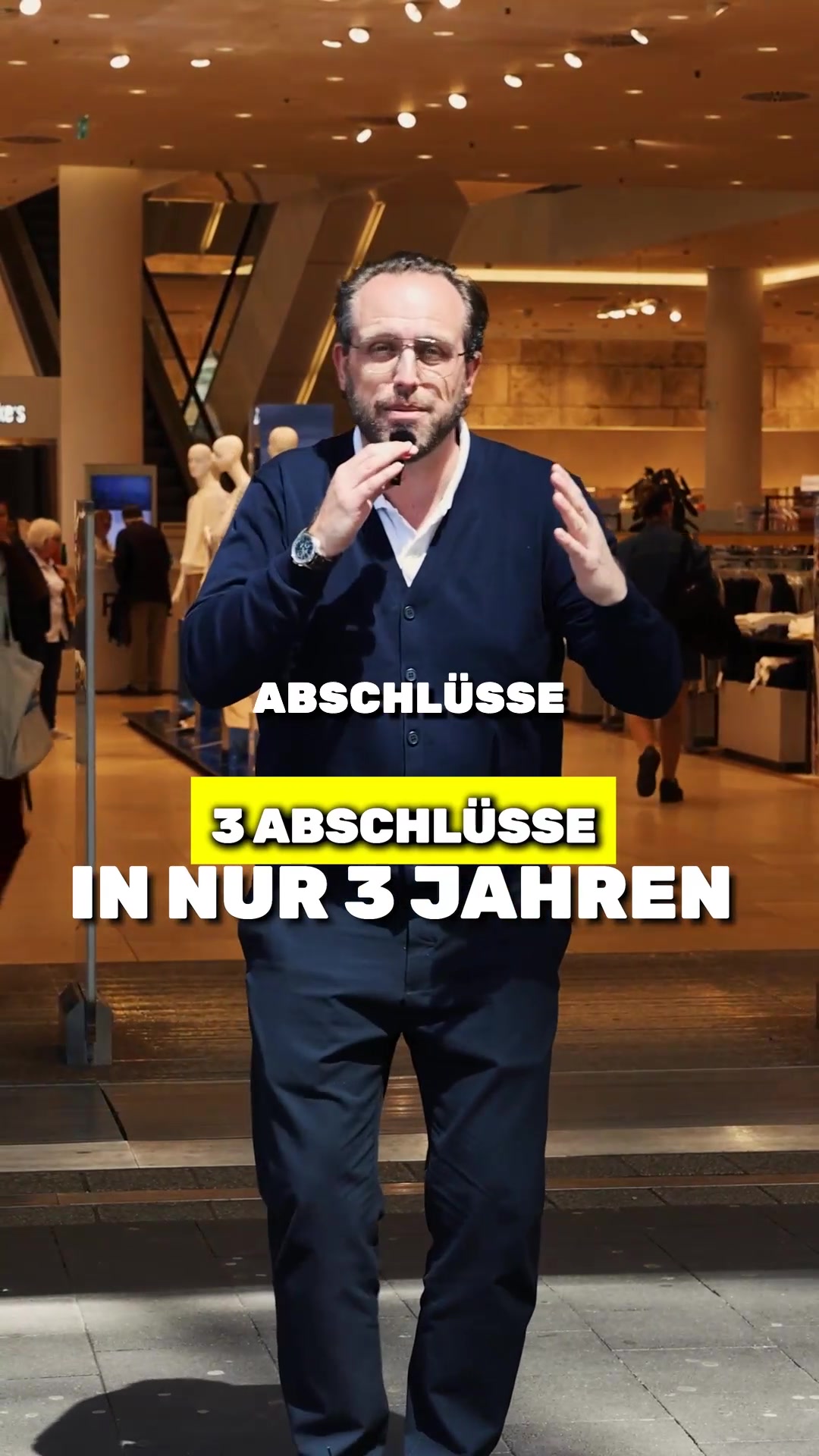 Standbild aus dem Video über das Abiturientenprogramm zur Handelsfachwirtin beziehungsweise zum Handelsfachwirt