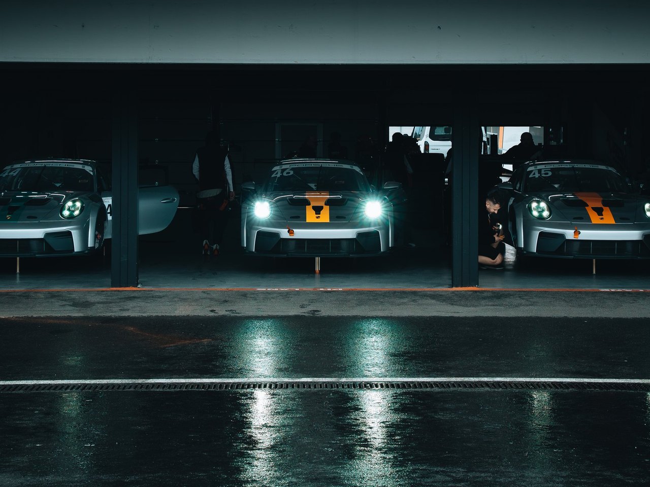 Drei Porsche GT3 in der dunklen Box, fotografiert von Webgoyo