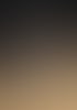 Gruppenfoto vieler Personen vor dunklem Hintergrund