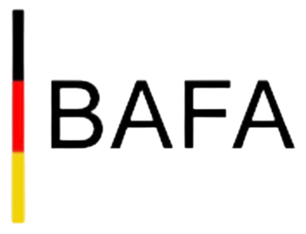 Die Buchstaben BAFA in Schwarz neben einem vertikalen Balken in den deutschen Nationalfarben.