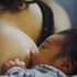 Baby schläft auf der Brust der Mutter bei liebevoller Stillberatung durch erfahrene Hebamme – inniger Moment im Stillkurs.