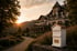 Luxushotel mit Bienenhaus von HANKING Estate & Honey im Abendlicht
