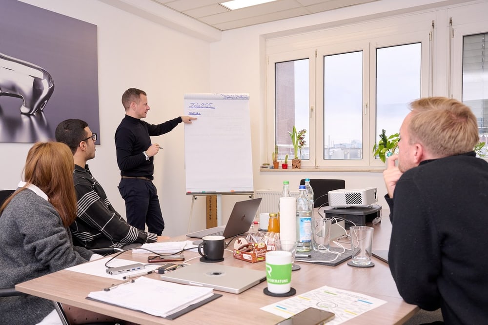Team von Lodron Performance im Büro in München