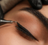 Nahaufnahme einer Frau, die Permanent Make-up Eyeliner erhält.