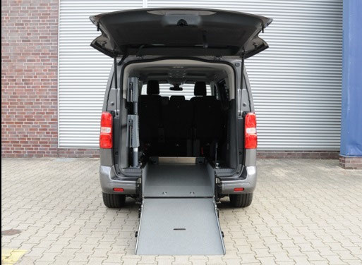 Peugeot E-Traveller mit Heckausschnitt – Bild 3