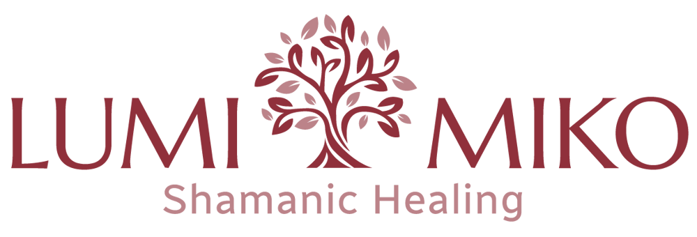 Rotes Logo mit Baum zwischen den Wörtern "LUMI" und "MIKO" und dem Text "Shamanic Healing" darunter.