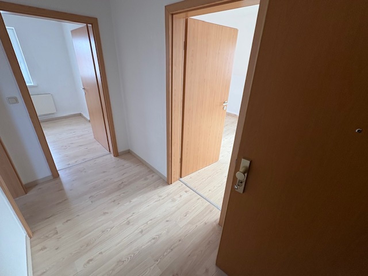 Leerer Raum mit Blick durch die offene Tür in einen weiteren Raum