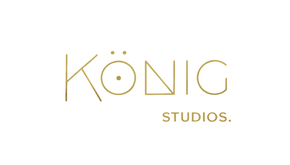 Goldenes Logo KÖNIG STUDIOS in minimalistischer, geometrischer Schrift auf schwarzem Hintergrund.
