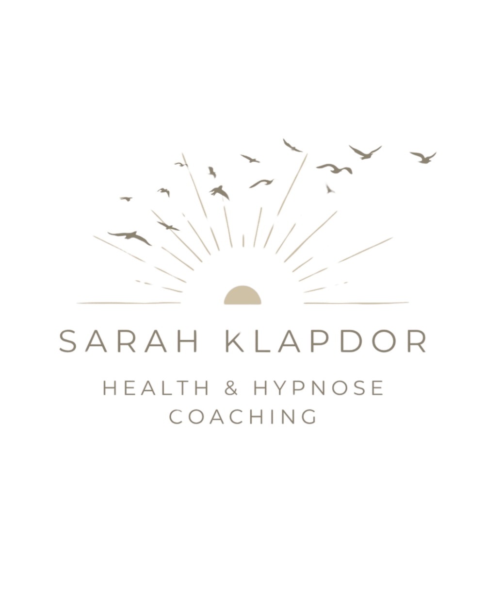 Logo mit abstraktem Sonnenaufgang über "SARAH KLAPDOR HEALTH & HYPNOSE COACHING" auf grünem Hintergrund.