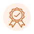 Orangefarbenes Icon eines Siegels mit Häkchen und zwei Bändern vor einem hellrosa Kreis.