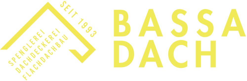 Gelbes Logo mit Dachsymbol, Text "SPENGLEREI DACHDECKEREI FLACHDACHBAU SEIT 1993" und "BASSADACH".