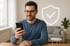 Mann schaut auf sein Handy 