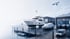 Eine Yacht im Trockendock mit Überwachungssymbolen, Satellit, Booten am Steg, Büro und Lieferwagen.