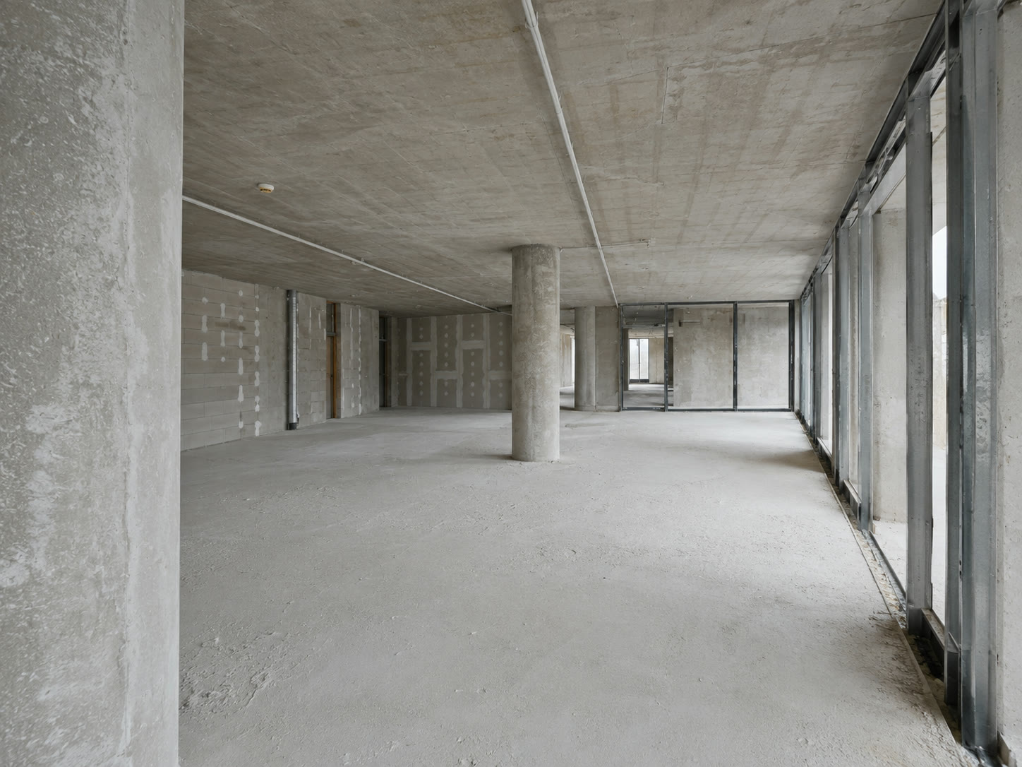 Bürofläche im Neubau vor und nach dem Innenausbau