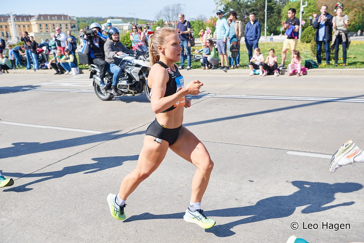 Julia Mayer im Rennen beim Vienna City Marathon 2023