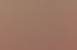 Drei Frauen lächeln stehend nebeneinander in einer Galerie auf einem roten Teppich vor einer weißen Wand mit Monitor.