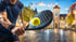 Frau in Schwarz auf blauem Padel-Platz schlägt Tennisball mit Schläger.