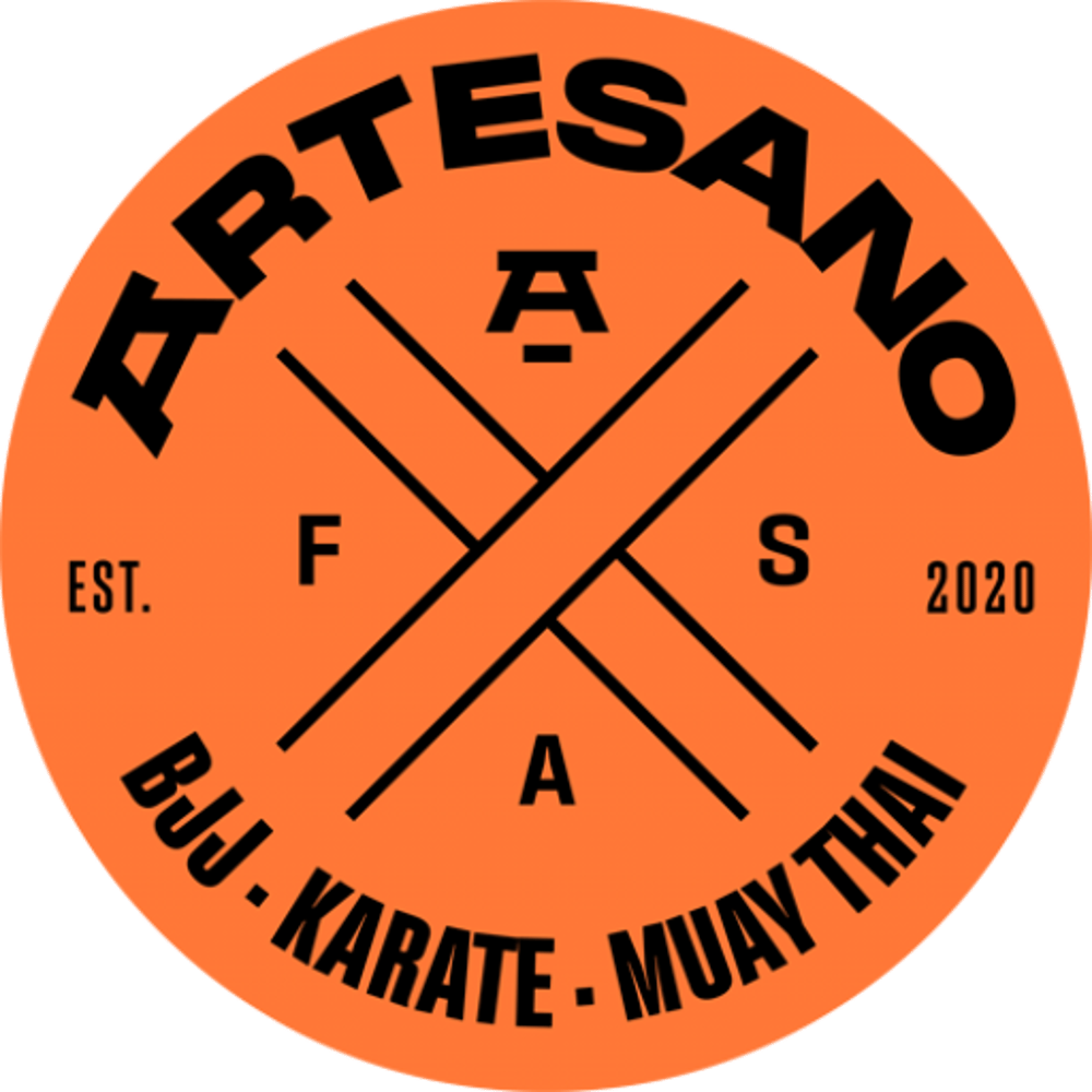 Rundes orangefarbenes Logo „ARTESANO BJJ KARATE MUAY THAI EST. 2020“ mit zwei gekreuzten Linien.