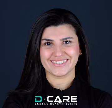Lachende Frau mit langen dunklen Haaren vor dunklem Hintergrund, D-Care Dental Health Clinic Logo unten.