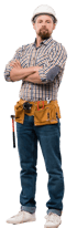 Bild eines Handwerkers mit einer selbstsicheren Pose. Er trägt ein kariertes Hemd, einen Bauhelm und einen Werkzeuggürtel.